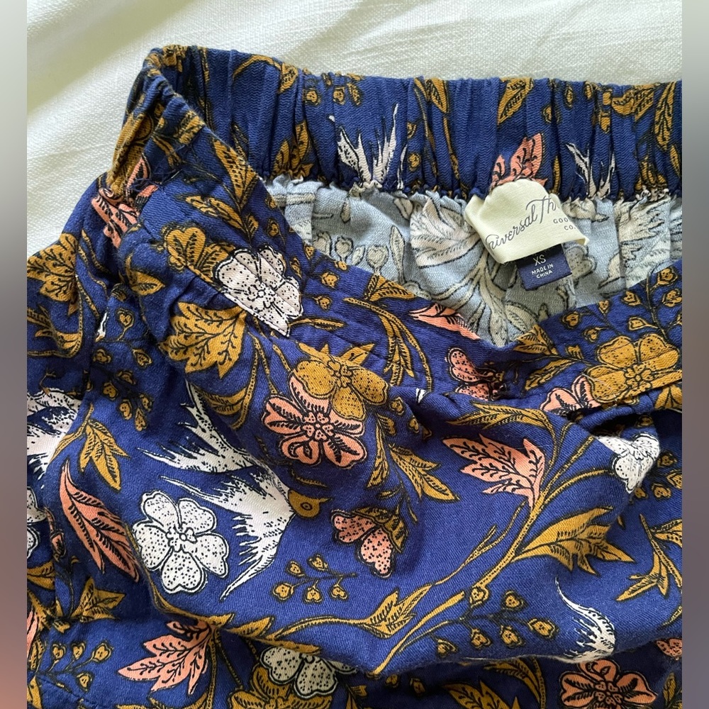 Universal thread skirt with pockets